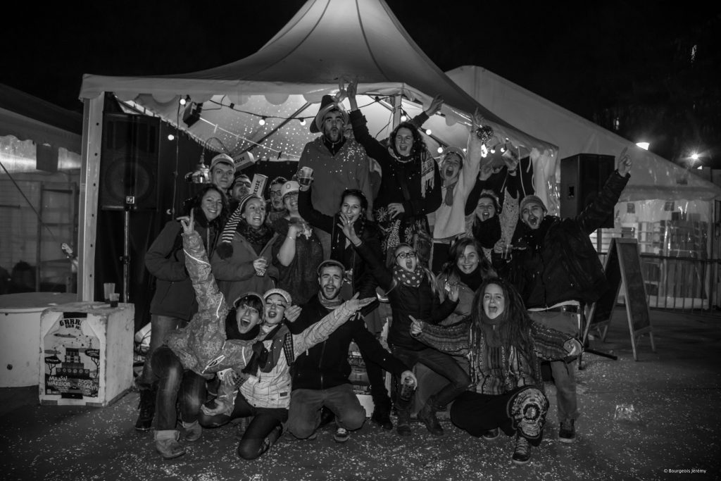 Photo de famille / Marché de Noël équitable et culturel 2016 / Mix'Arts - Mixture (photo : Jérémy Bourgeois)